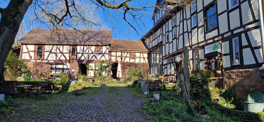 Der Innenhof des Kirchbergs mit Fachwerkhäusern und Kopfsteinpflaster