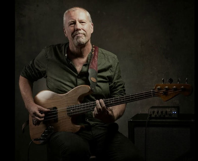Peter Herrmann sitzt mit seinem Bass vor einem Verstärker